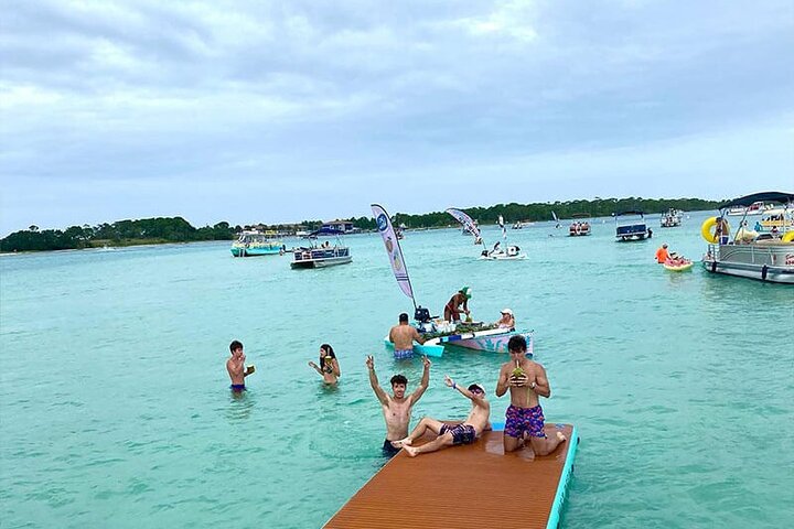Genießen Sie eine lustige Tiki-Bootsfahrt zum Crab Island in Destin zum Schwimmen und Entspannen, Foto 8 | wizardtrip