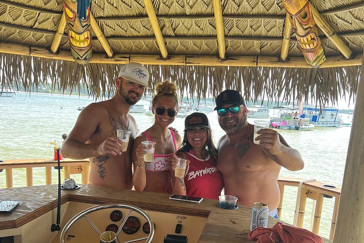 Genießen Sie eine lustige Tiki-Bootsfahrt zum Crab Island in Destin zum Schwimmen und Entspannen, Foto 9 | wizardtrip