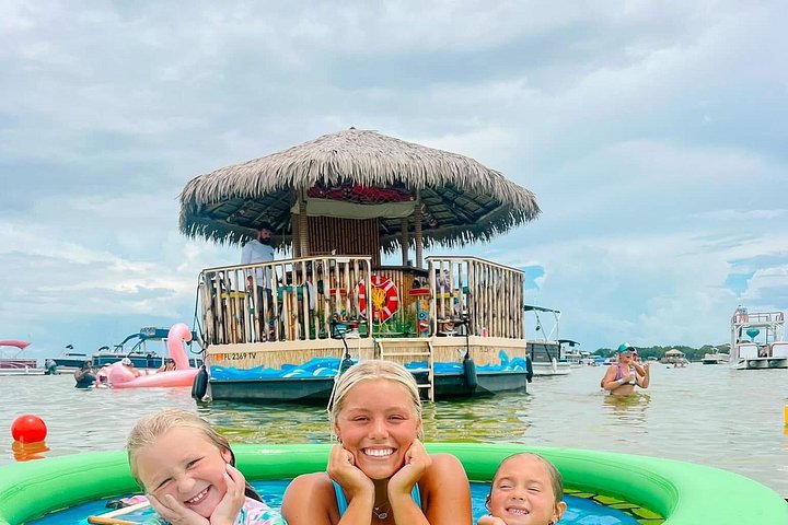 Genießen Sie eine lustige Tiki-Bootsfahrt zum Crab Island in Destin zum Schwimmen und Entspannen, Foto 10 | wizardtrip