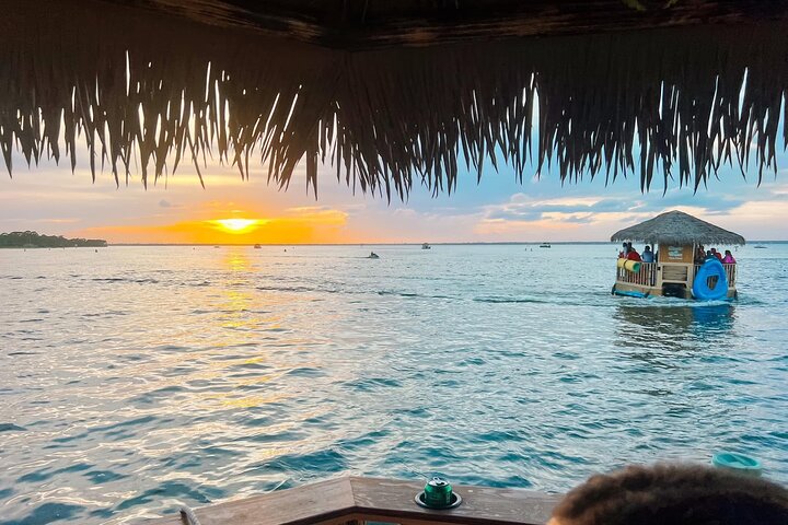 Genießen Sie eine lustige Tiki-Bootsfahrt zum Crab Island in Destin zum Schwimmen und Entspannen, Foto 11 | wizardtrip