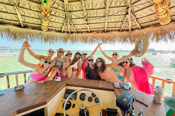 Genießen Sie eine lustige Tiki-Bootsfahrt zum Crab Island in Destin zum Schwimmen und Entspannen, Foto 19 | wizardtrip