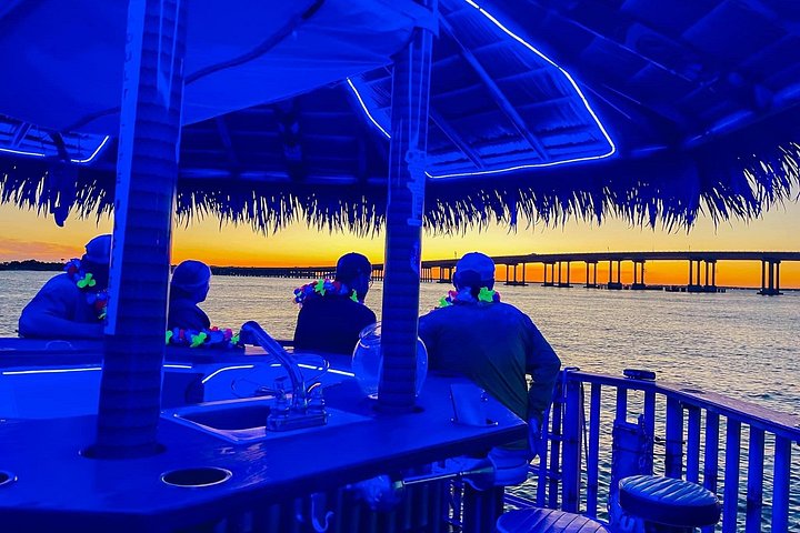 Genießen Sie eine lustige Tiki-Bootsfahrt zum Crab Island in Destin zum Schwimmen und Entspannen, Foto 20 | wizardtrip