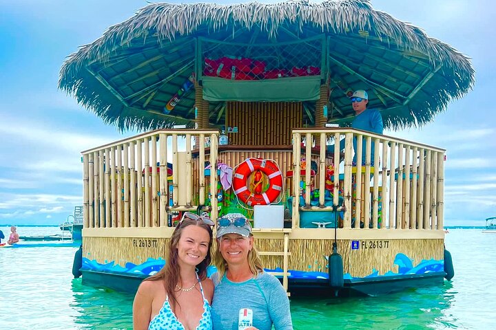 Genießen Sie eine lustige Tiki-Bootsfahrt zum Crab Island in Destin zum Schwimmen und Entspannen, Foto 23 | wizardtrip