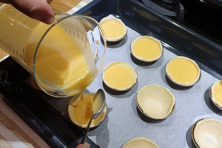 Leer traditionele Portugese Pastel de Nata eiertaartjes bakken in een praktische les in Lissabon, foto 9 | wizardtrip