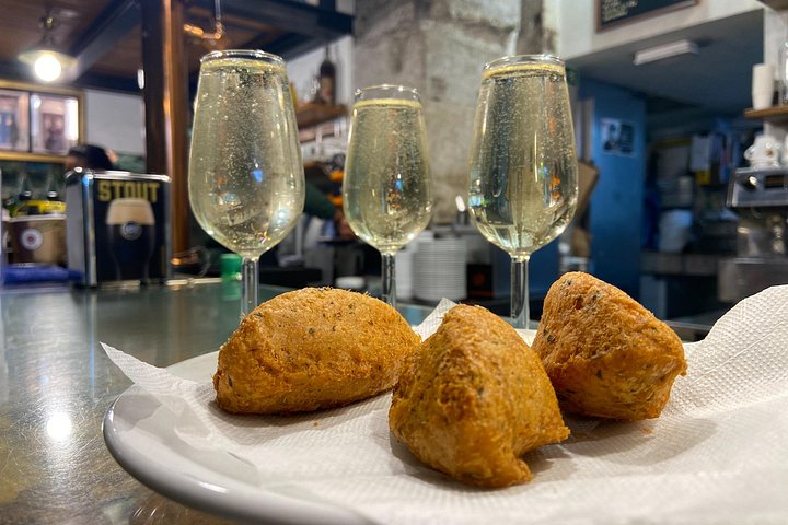 Lisbon food tour with local tastings and wine in historic neighborhoods, photo 15 | wizardtrip