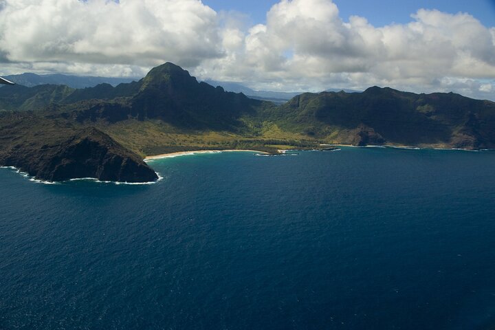 Vue aérienne de la magnifique côte Na Pali de Kauai et de ses cascades depuis un avion, photo 6 | wizardtrip