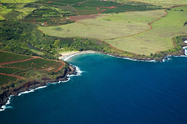 Vue aérienne de la magnifique côte Na Pali de Kauai et de ses cascades depuis un avion, photo 7 | wizardtrip