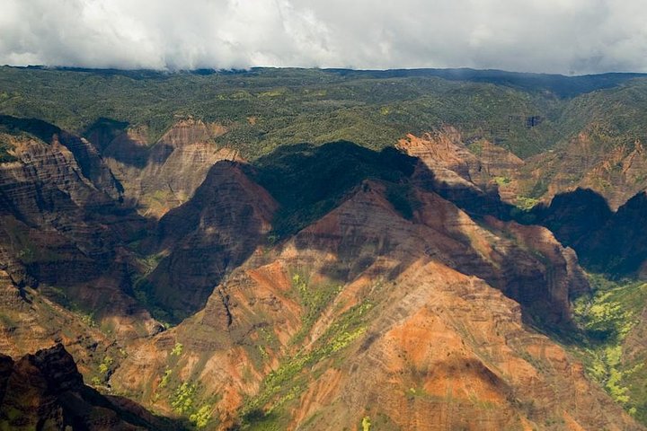 Vue aérienne de la magnifique côte Na Pali de Kauai et de ses cascades depuis un avion, photo 8 | wizardtrip