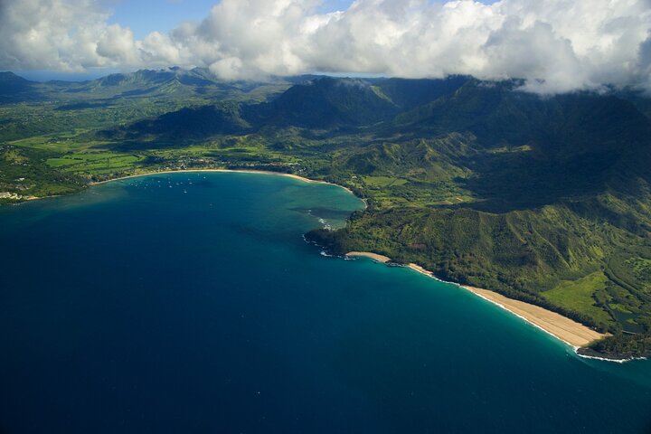 Vue aérienne de la magnifique côte Na Pali de Kauai et de ses cascades depuis un avion, photo 9 | wizardtrip