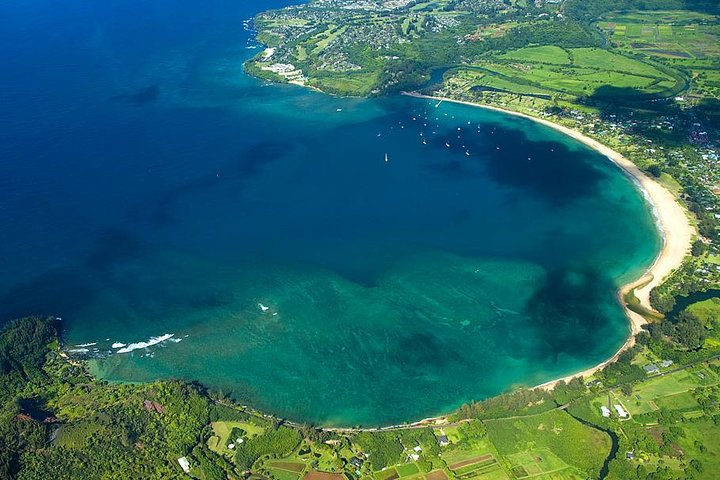 Vue aérienne de la magnifique côte Na Pali de Kauai et de ses cascades depuis un avion, photo 10 | wizardtrip