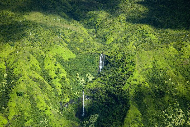 Vue aérienne de la magnifique côte Na Pali de Kauai et de ses cascades depuis un avion, photo 11 | wizardtrip