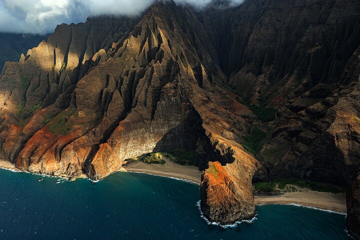 Vue aérienne de la magnifique côte Na Pali de Kauai et de ses cascades depuis un avion, photo 12 | wizardtrip