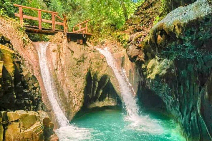 La aventura te espera en las 7 Cascadas de Damajagua en Puerto Plata, República Dominicana, con emocionantes toboganes y piscinas naturales, foto 2 | wizardtrip