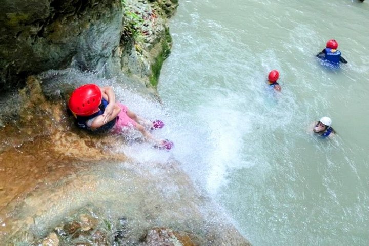 La aventura te espera en las 7 Cascadas de Damajagua en Puerto Plata, República Dominicana, con emocionantes toboganes y piscinas naturales, foto 6 | wizardtrip