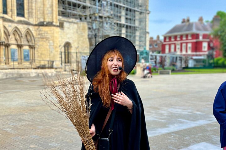 魔女ガイドがヨークの歴史的な通りをウォーキングツアーで案内し、魔術の物語を語ります、写真6 | wizardtrip