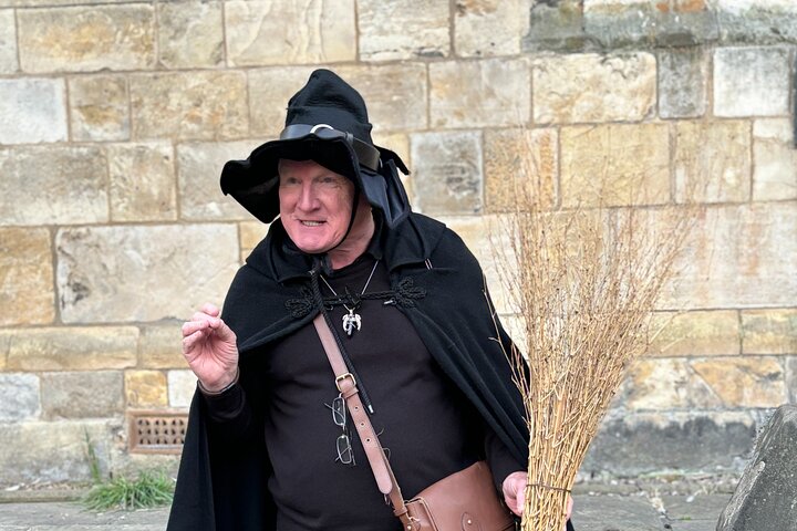 魔女ガイドがヨークの歴史的な通りをウォーキングツアーで案内し、魔術の物語を語ります、写真7 | wizardtrip