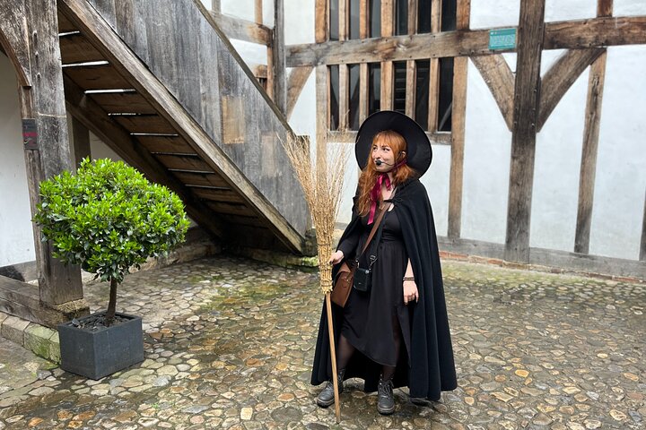 魔女ガイドがヨークの歴史的な通りをウォーキングツアーで案内し、魔術の物語を語ります、写真10 | wizardtrip