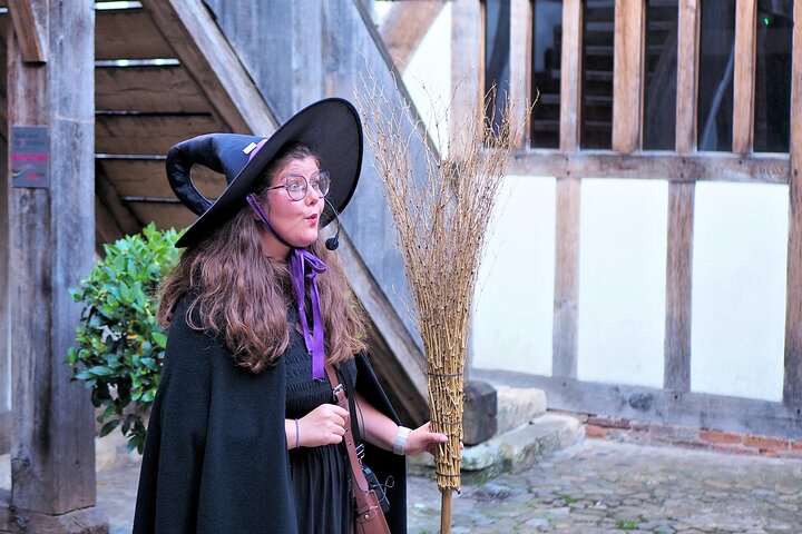 魔女ガイドがヨークの歴史的な通りをウォーキングツアーで案内し、魔術の物語を語ります、写真13 | wizardtrip