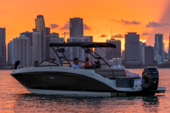 Alquiler de barco privado en Miami que ofrece visitas turísticas, visitas a bancos de arena y cruceros al atardecer por la costa, foto 6 | wizardtrip