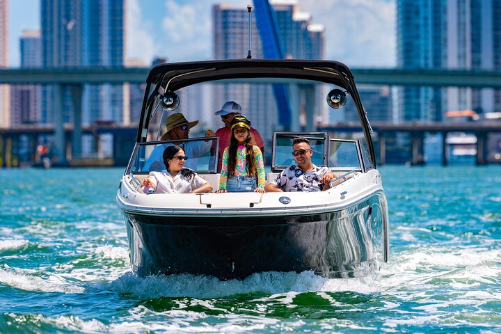 Alquiler de barco privado en Miami que ofrece visitas turísticas, visitas a bancos de arena y cruceros al atardecer por la costa, foto 8 | wizardtrip