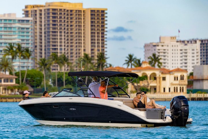 Alquiler de barco privado en Miami que ofrece visitas turísticas, visitas a bancos de arena y cruceros al atardecer por la costa, foto 9 | wizardtrip