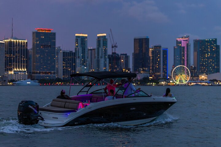 Alquiler de barco privado en Miami que ofrece visitas turísticas, visitas a bancos de arena y cruceros al atardecer por la costa, foto 12 | wizardtrip