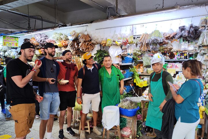 Um tour gastronômico vibrante em Lima, Peru, mostrando diversos petiscos e experiências de mercado, foto 6 | wizardtrip
