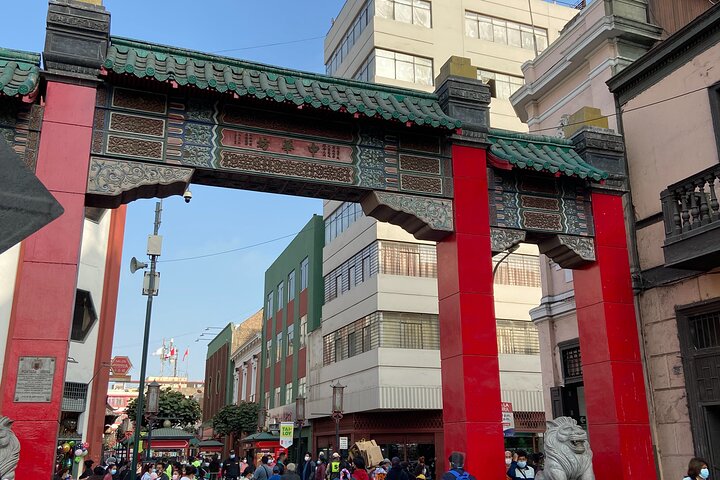 Um tour gastronômico vibrante em Lima, Peru, mostrando diversos petiscos e experiências de mercado, foto 7 | wizardtrip