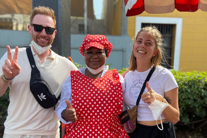 Um tour gastronômico vibrante em Lima, Peru, mostrando diversos petiscos e experiências de mercado, foto 8 | wizardtrip