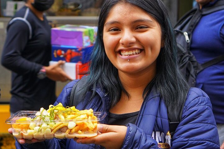 Um tour gastronômico vibrante em Lima, Peru, mostrando diversos petiscos e experiências de mercado, foto 11 | wizardtrip