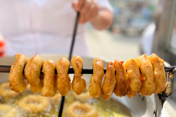 Um tour gastronômico vibrante em Lima, Peru, mostrando diversos petiscos e experiências de mercado, foto 12 | wizardtrip