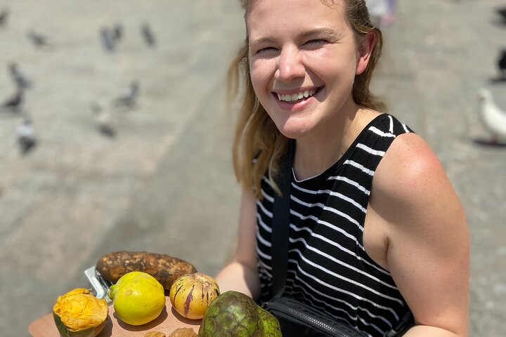 Um tour gastronômico vibrante em Lima, Peru, mostrando diversos petiscos e experiências de mercado, foto 13 | wizardtrip
