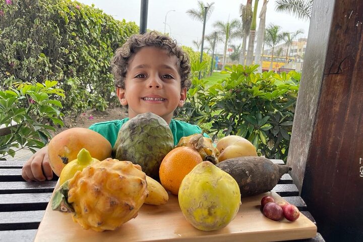 Um tour gastronômico vibrante em Lima, Peru, mostrando diversos petiscos e experiências de mercado, foto 14 | wizardtrip