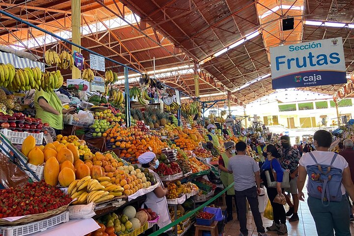 Um tour gastronômico vibrante em Lima, Peru, mostrando diversos petiscos e experiências de mercado, foto 15 | wizardtrip
