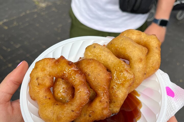 Um tour gastronômico vibrante em Lima, Peru, mostrando diversos petiscos e experiências de mercado, foto 16 | wizardtrip