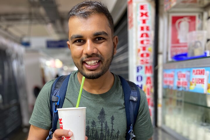 Um tour gastronômico vibrante em Lima, Peru, mostrando diversos petiscos e experiências de mercado, foto 17 | wizardtrip