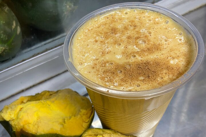 Um tour gastronômico vibrante em Lima, Peru, mostrando diversos petiscos e experiências de mercado, foto 19 | wizardtrip