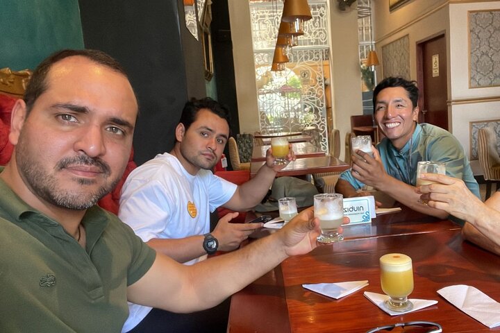 Um tour gastronômico vibrante em Lima, Peru, mostrando diversos petiscos e experiências de mercado, foto 22 | wizardtrip