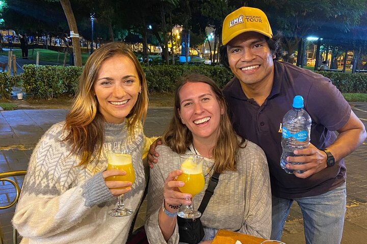 Um tour gastronômico vibrante em Lima, Peru, mostrando diversos petiscos e experiências de mercado, foto 23 | wizardtrip