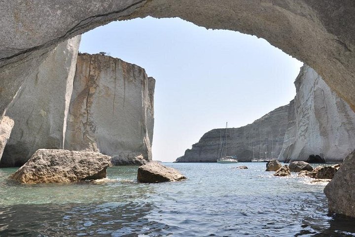 Cruzeiro de catamarã explorando Milos e Poliegos, com costas deslumbrantes, águas cristalinas e churrasco a bordo, foto 6 | wizardtrip