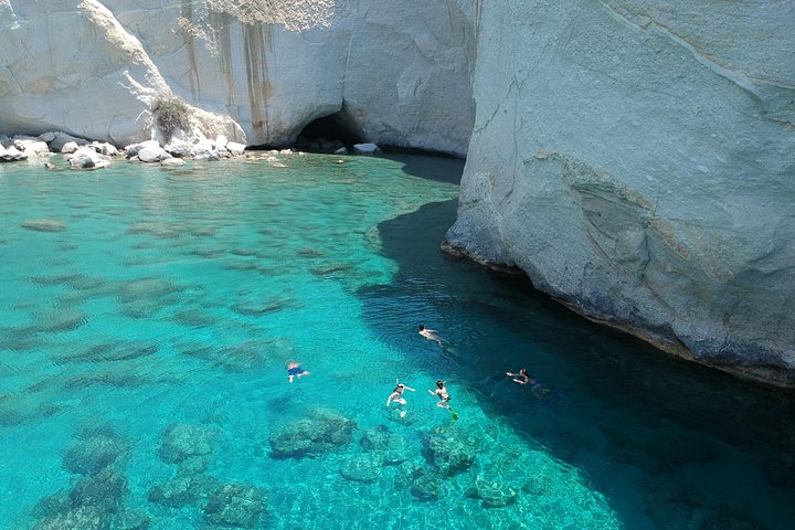 Cruzeiro de catamarã explorando Milos e Poliegos, com costas deslumbrantes, águas cristalinas e churrasco a bordo, foto 12 | wizardtrip