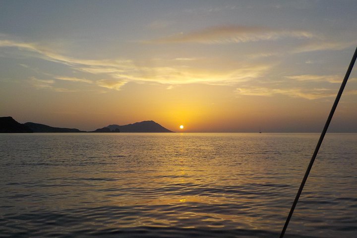 Cruzeiro de catamarã explorando Milos e Poliegos, com costas deslumbrantes, águas cristalinas e churrasco a bordo, foto 13 | wizardtrip