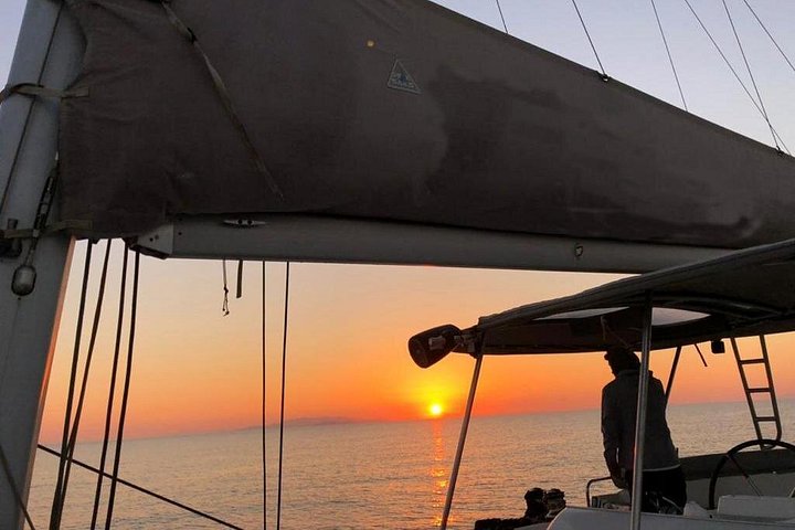 Cruzeiro de catamarã explorando Milos e Poliegos, com costas deslumbrantes, águas cristalinas e churrasco a bordo, foto 14 | wizardtrip