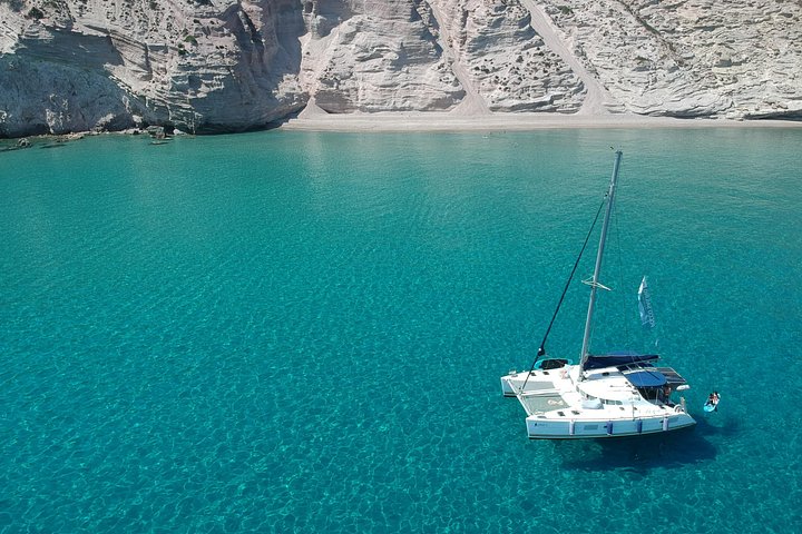 Cruzeiro de catamarã explorando Milos e Poliegos, com costas deslumbrantes, águas cristalinas e churrasco a bordo, foto 15 | wizardtrip