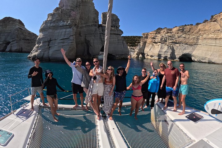 Cruzeiro de catamarã explorando Milos e Poliegos, com costas deslumbrantes, águas cristalinas e churrasco a bordo, foto 17 | wizardtrip