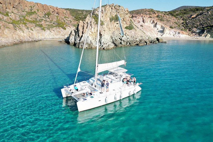 Cruzeiro de catamarã explorando Milos e Poliegos, com costas deslumbrantes, águas cristalinas e churrasco a bordo, foto 18 | wizardtrip