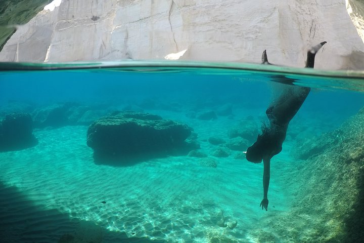 Seiltur for små grupper på Milos, Hellas, som utforsker sjøgrotter og svømmer i krystallklart vann, foto 6 | wizardtrip