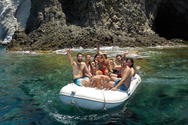 Seiltur for små grupper på Milos, Hellas, som utforsker sjøgrotter og svømmer i krystallklart vann, foto 8 | wizardtrip