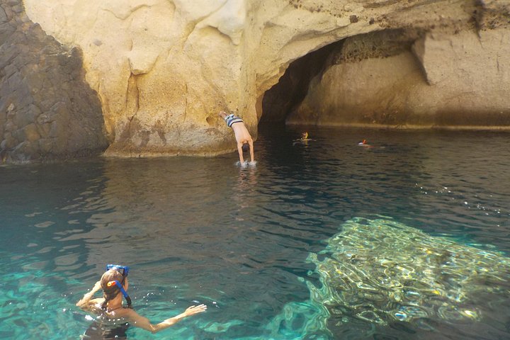 Seiltur for små grupper på Milos, Hellas, som utforsker sjøgrotter og svømmer i krystallklart vann, foto 11 | wizardtrip