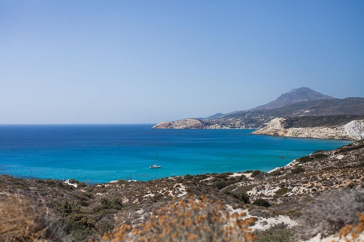 Seiltur for små grupper på Milos, Hellas, som utforsker sjøgrotter og svømmer i krystallklart vann, foto 14 | wizardtrip